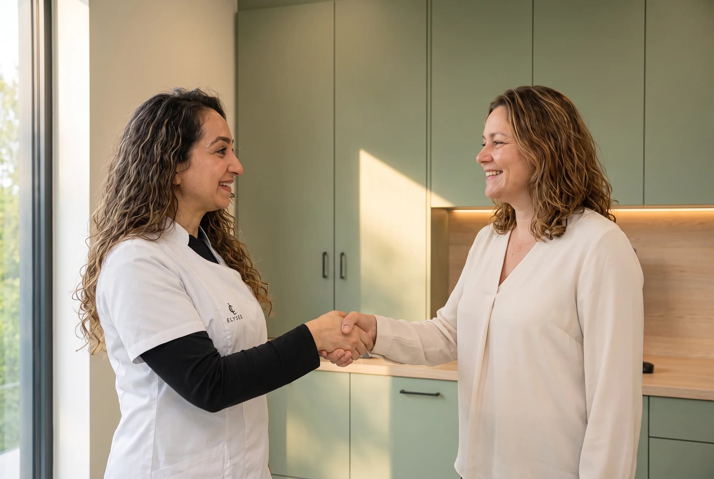 Je wordt met een handdruk ontvangen in de spreekruimte van de kliniek