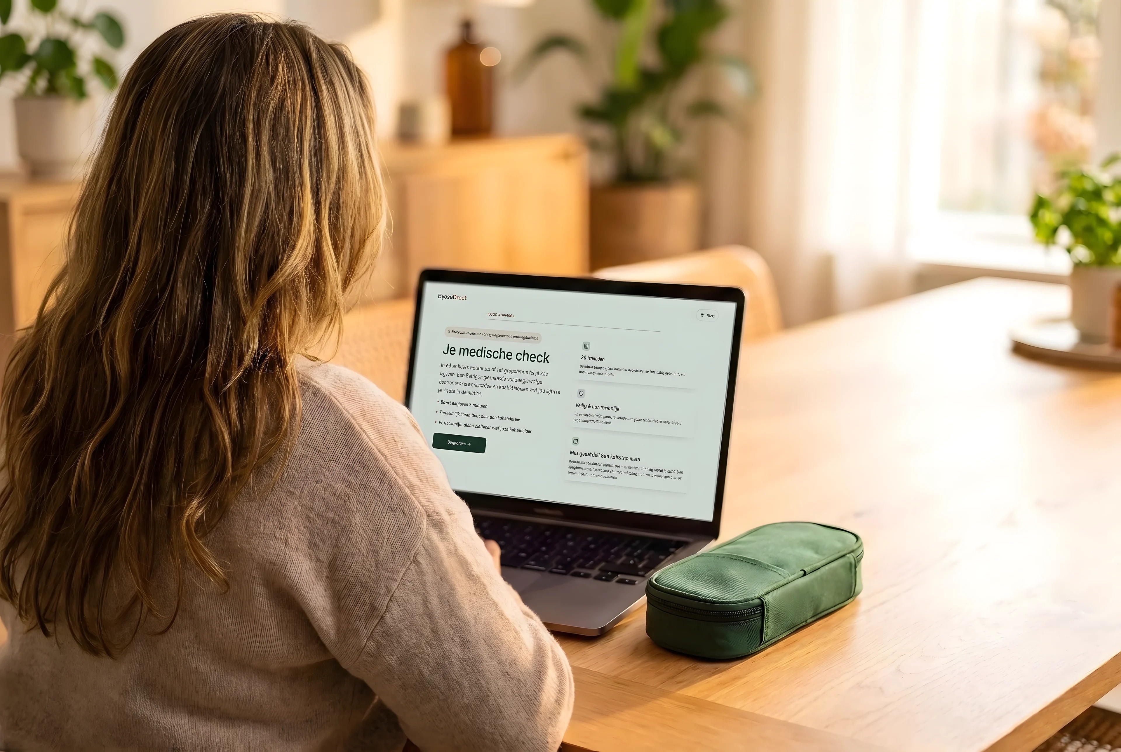 Vrouw doet thuis de online check op haar laptop, over haar schouder meegekeken