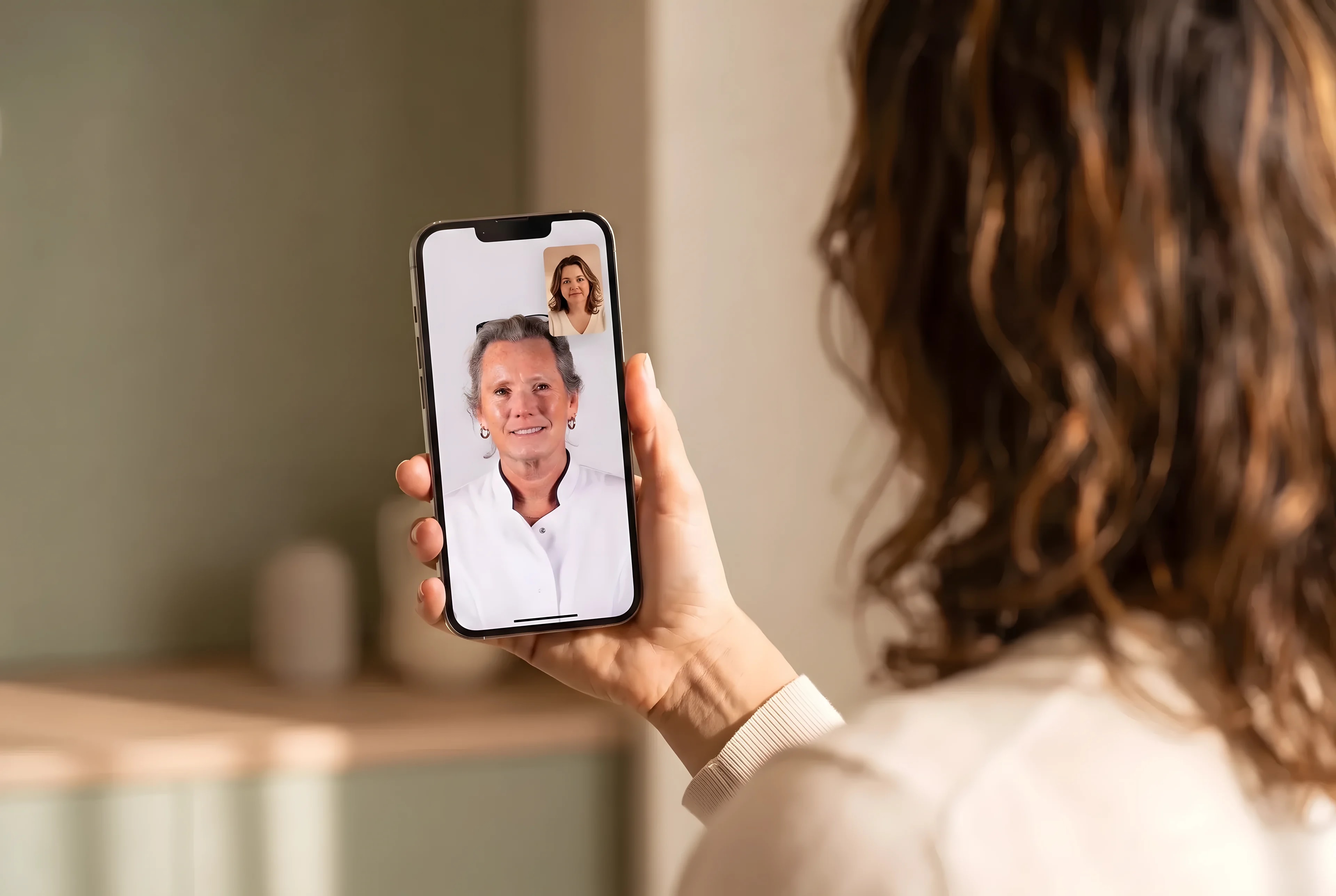 Videogesprek met je Elysee-verpleegkundige op de telefoon, thuis